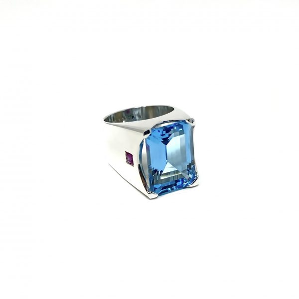 anello in argento con topazio azzurro e rubini
